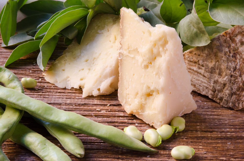 Sensazioni di primavera: cosa abbinare a fave e pecorino