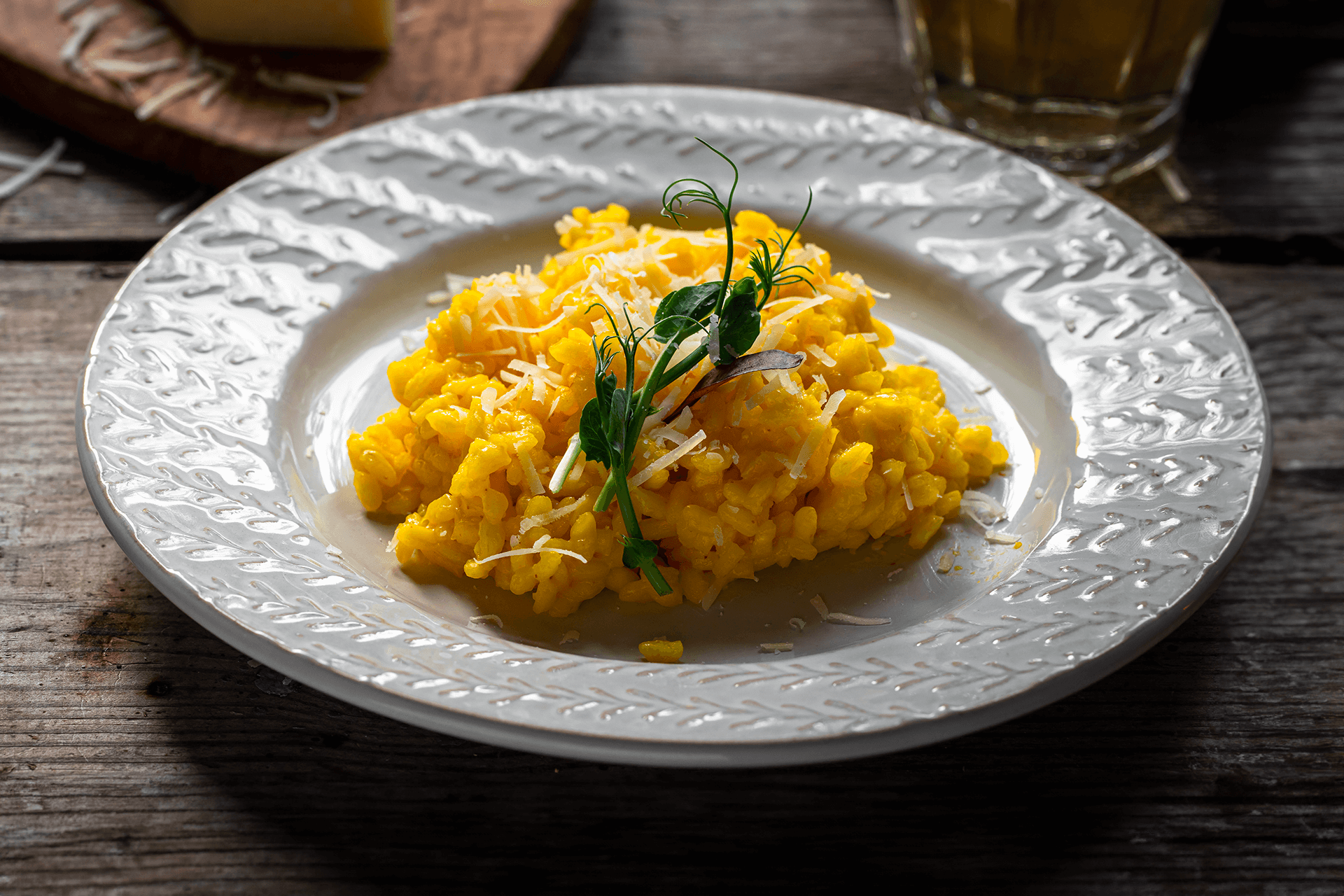 <p>Come preparare il risotto allo zafferano con la ricetta tradizionale e quale vino abbinare</p>
