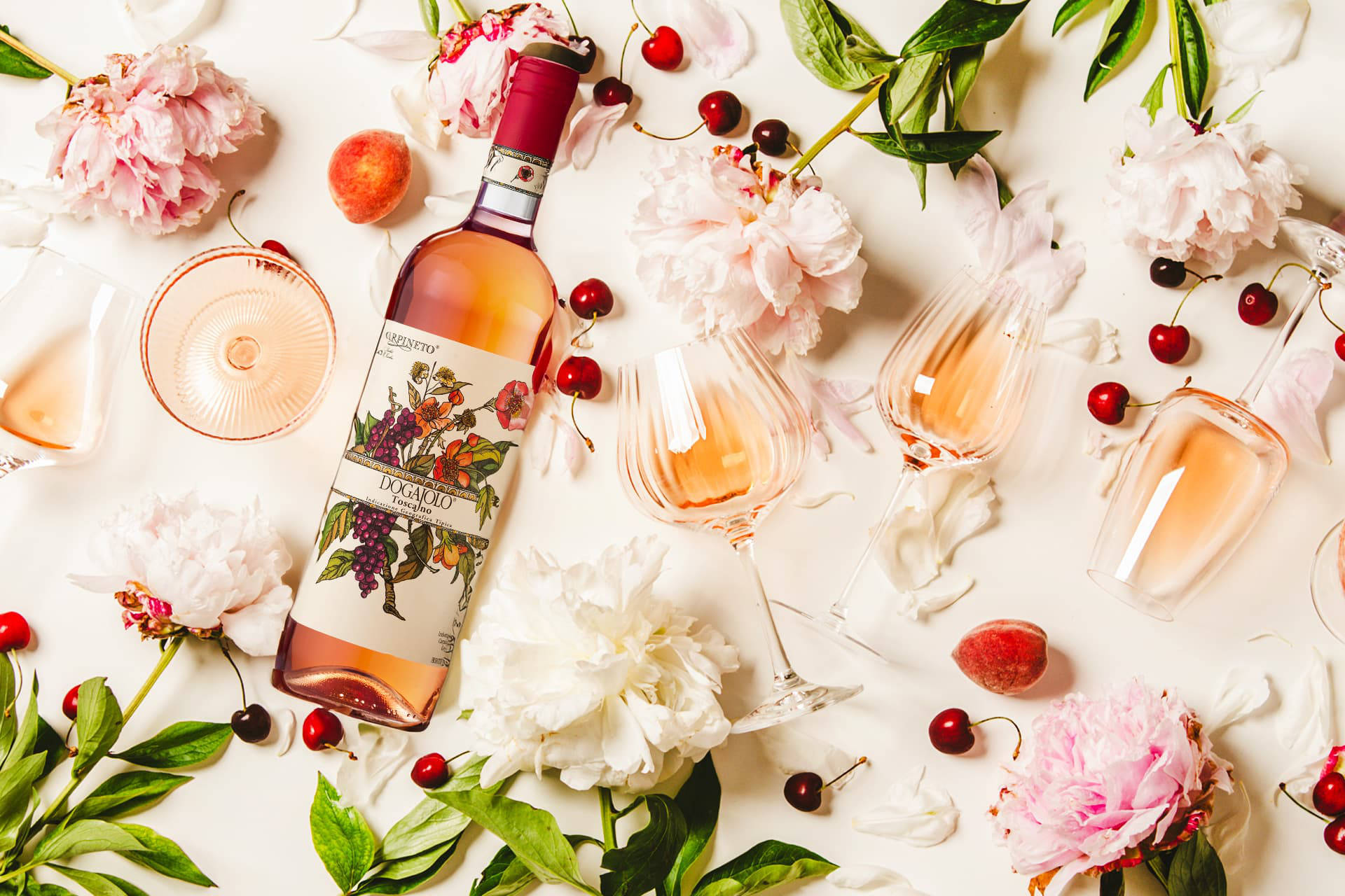 Pesche al vino rosato con lamponi: un dessert raffinato per le serate estive
