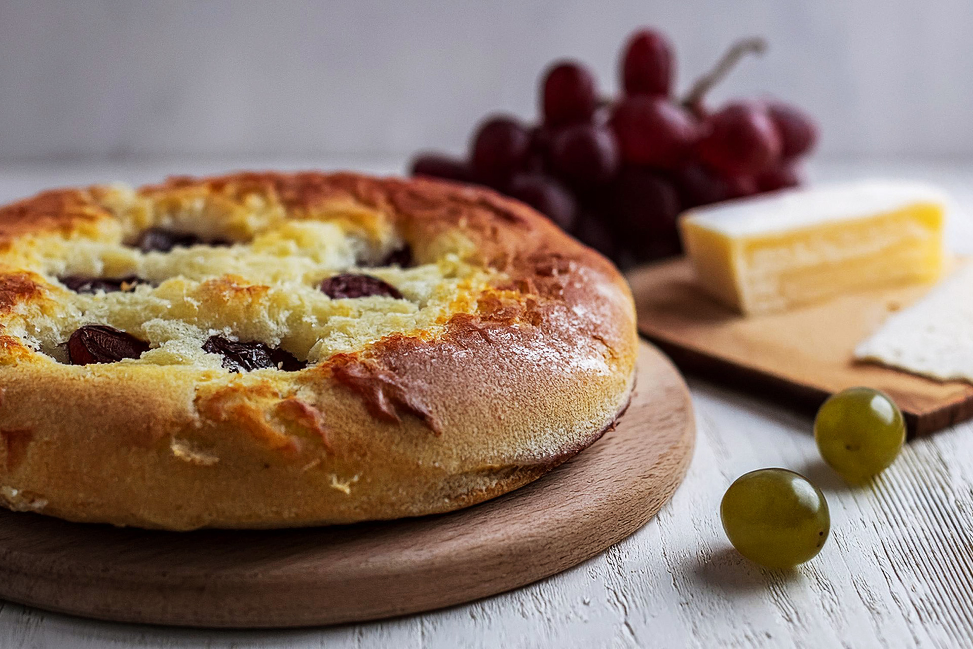 Come preparare la schiacciata con l’uva, dolce tipico della Toscana da realizzare post-vendemmia

