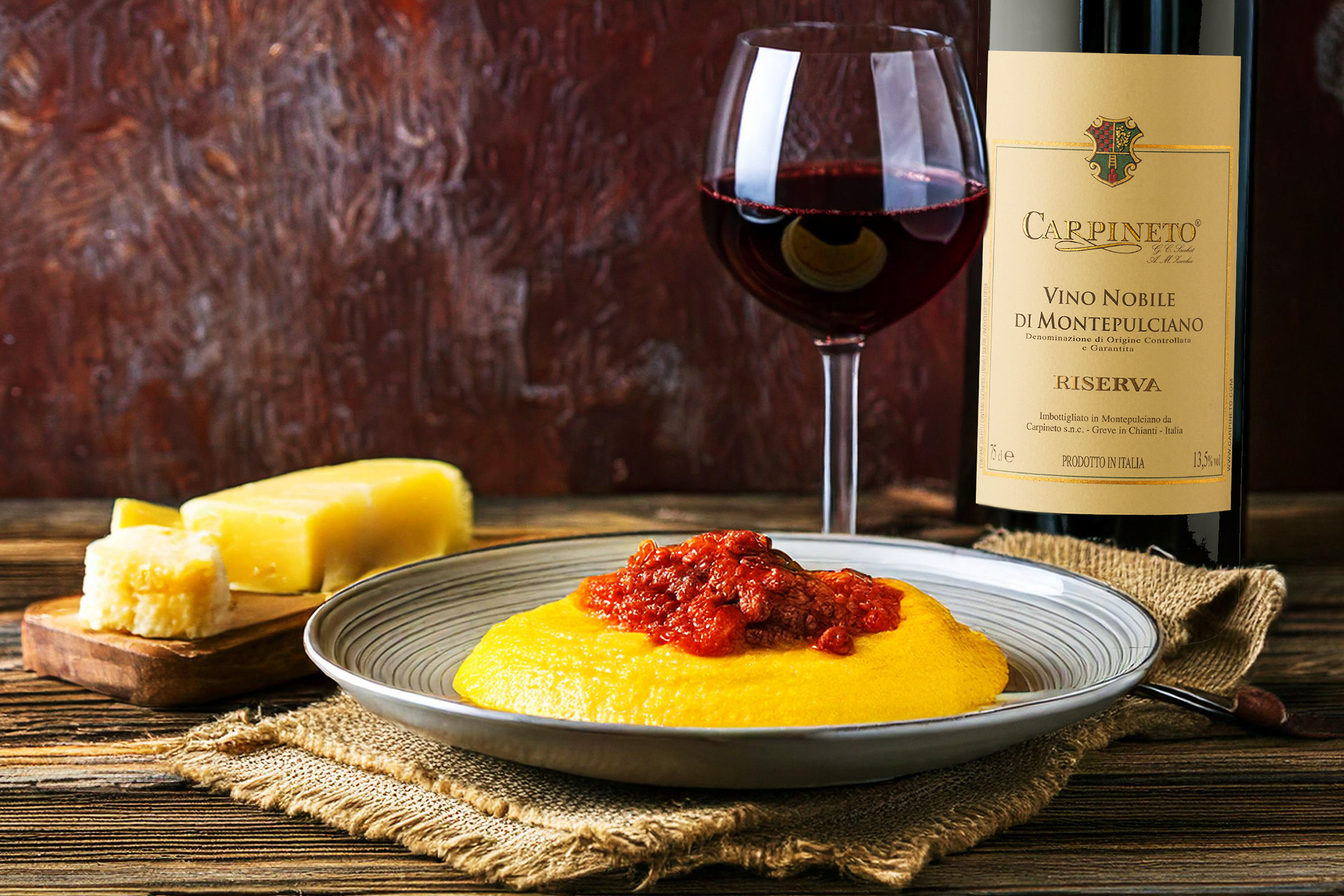 <p>Il gusto toscano della polenta con sugo di carne e Vino Nobile di Montepulciano Carpineto</p>
