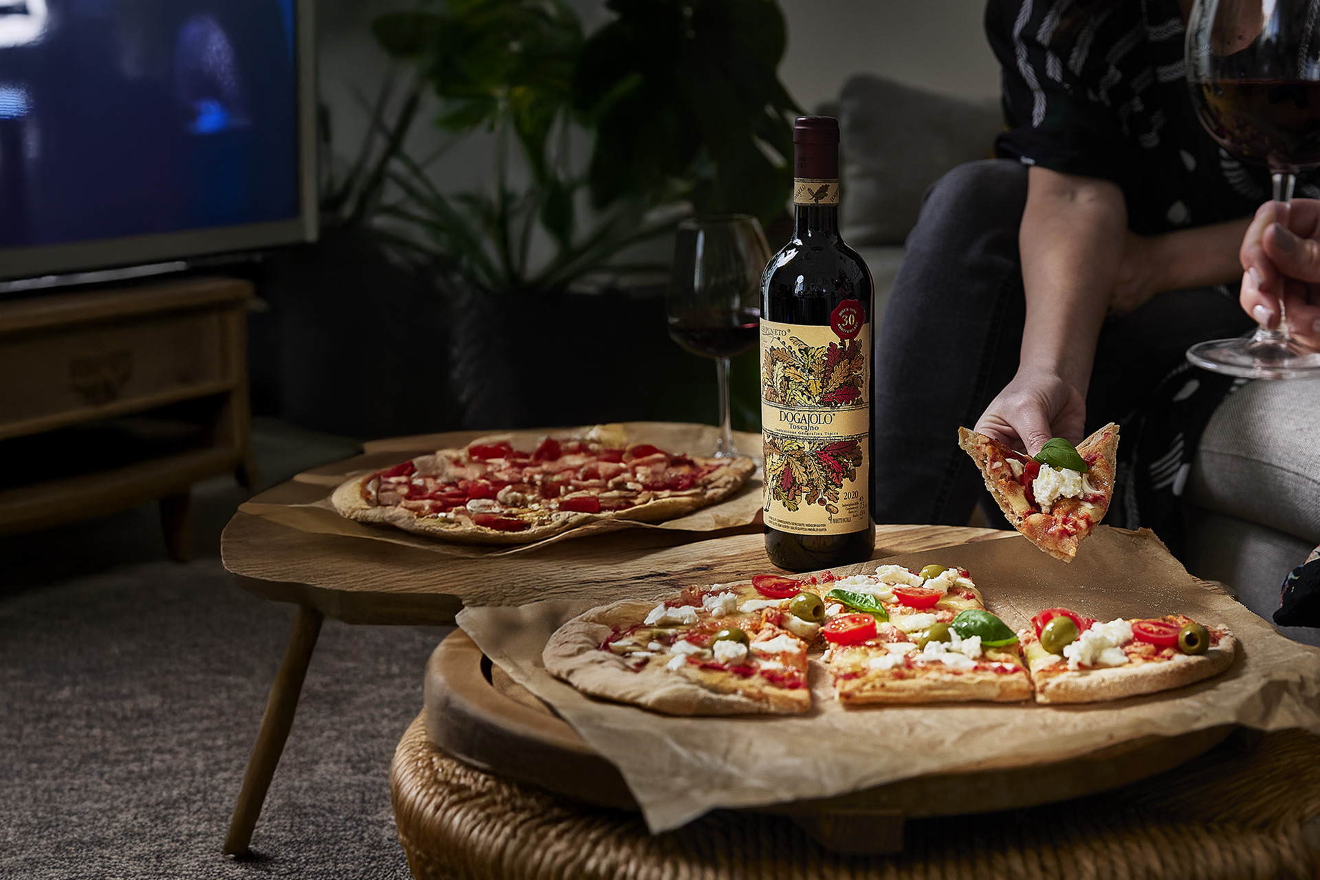 <p>Il Festival della canzone italiana, l'insolita tradizione degli italiani con Pizza in abbinamento a Dogajolo Rosso</p>
