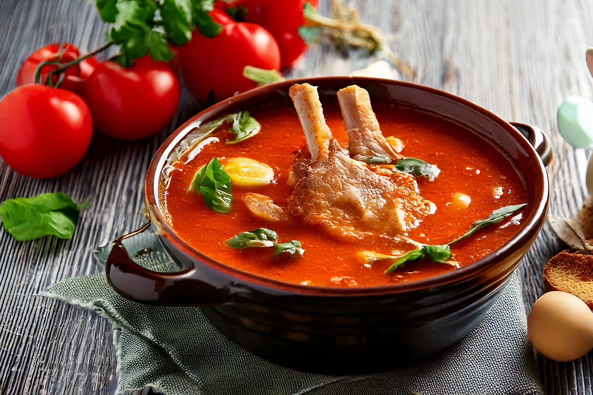 La Pasqua Maremmana: buglione d'agnello ed un calice di vino
