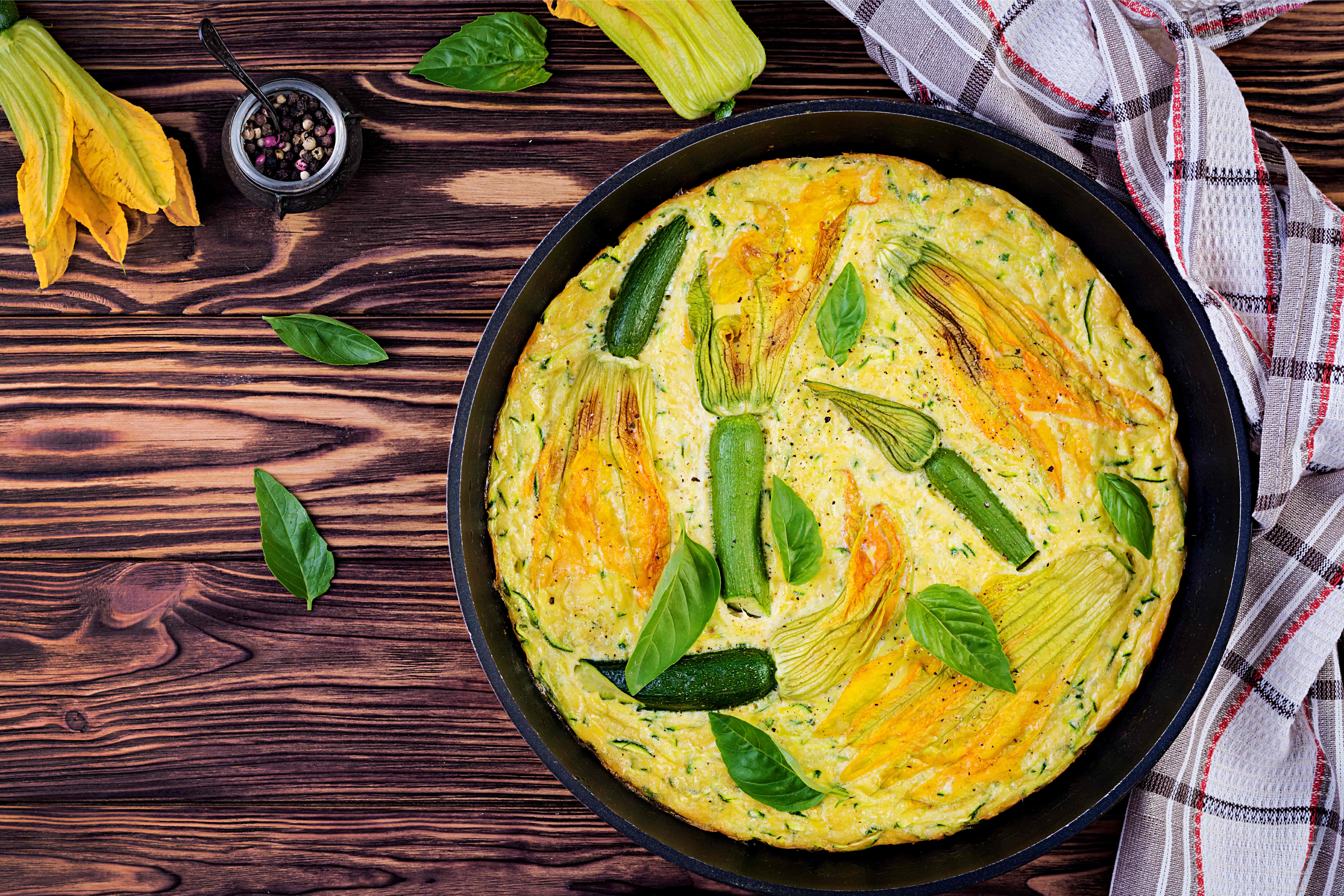 <p>Schiacciata ai fiori di zucca e Farnito Chardonnay: la ricetta estiva per gli aperitivi in terrazza</p>
