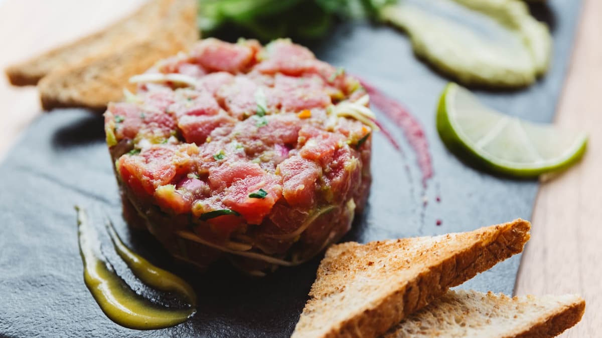 Tartare di tonno: come preparare l’antipasto al sapore di mare e che vino abbinare
