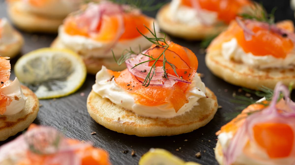 Tapas di mare: metti in tavola l'antipasto estivo, fresco ed elegante con l'abbinamento vino perfetto
