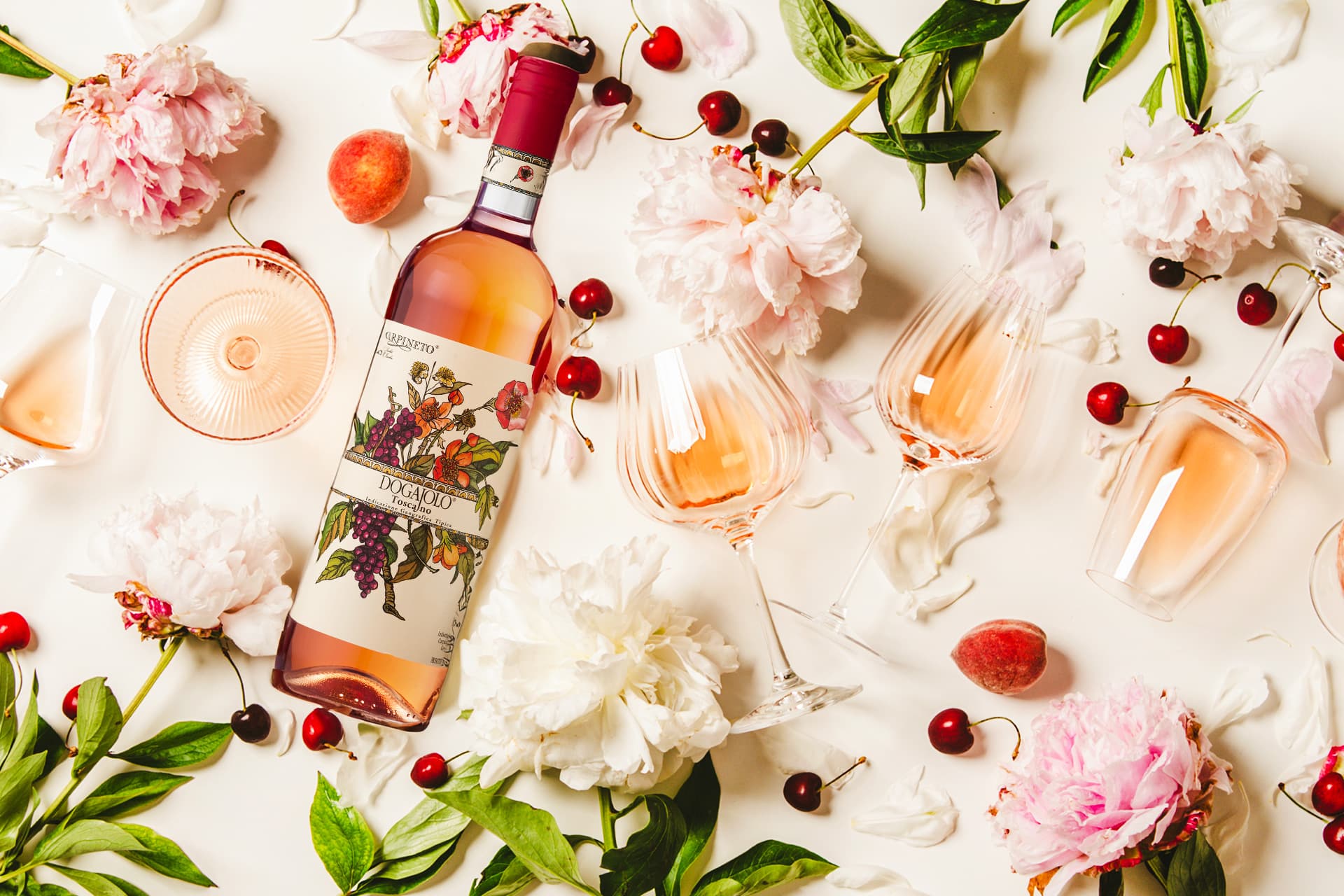 Pesche al vino rosato con lamponi: un dessert raffinato per le serate estive
