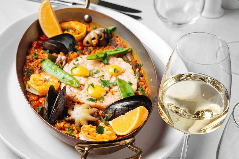 <p>Paella: come preparare quella valenciana e quale vino italiano abbinare a questo famoso piatto spagnolo</p>
